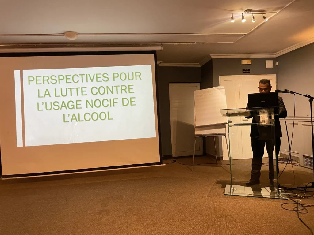 Conférencier au pupitre exposant les perspectives