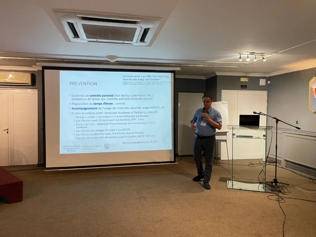 Conférencier expliquant des conseils de prévention