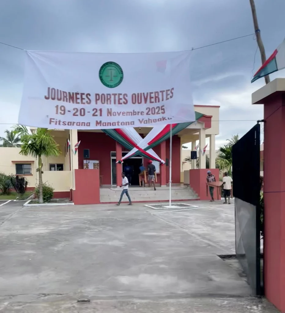 Entrée du bâtiment avec la banderole officielle