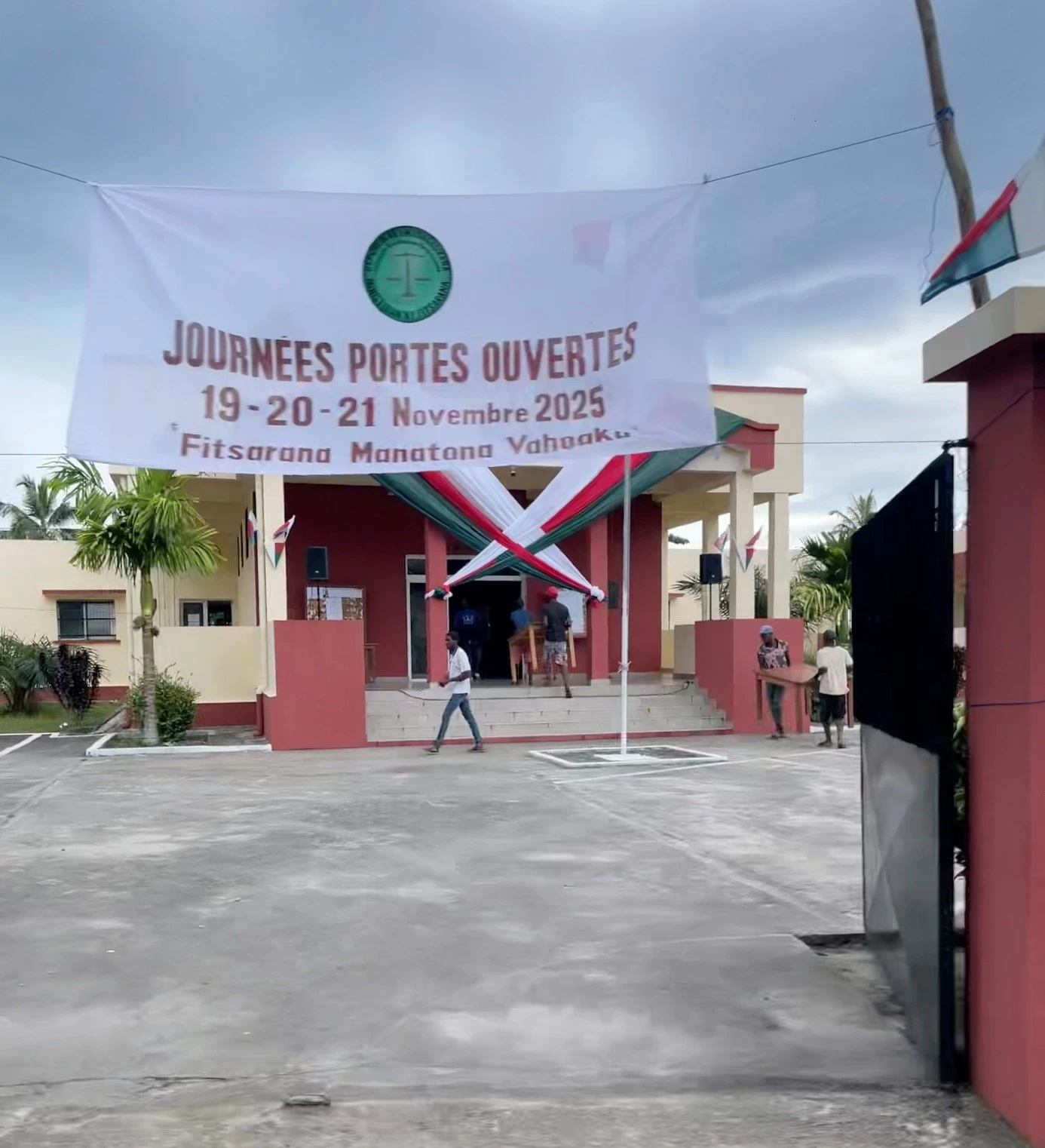 Entrée du bâtiment avec la banderole officielle
