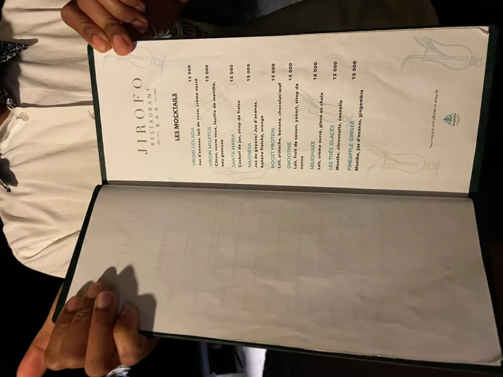 Menu ouvert présentant des mocktails sans alcool