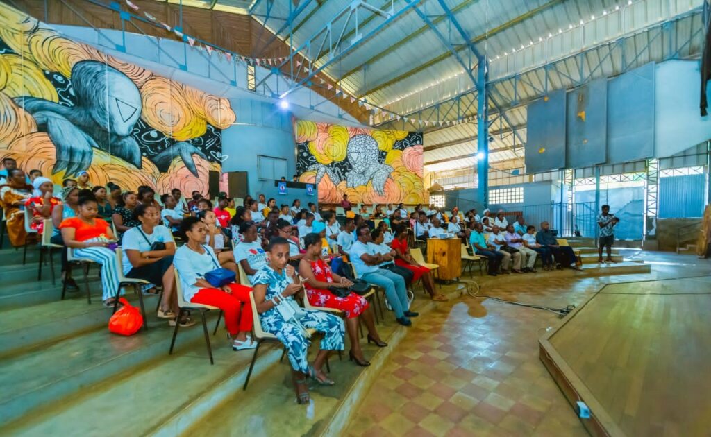 Public attentif assistant à une conférence thématique