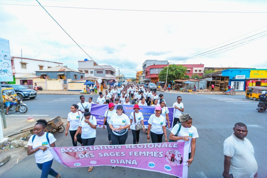 Sages-femmes ouvrant la marche en rue