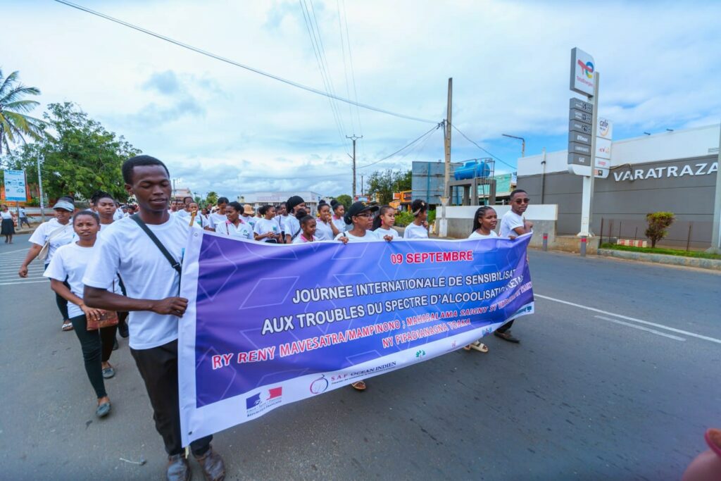 Jeunes portant la banderole officielle du projet