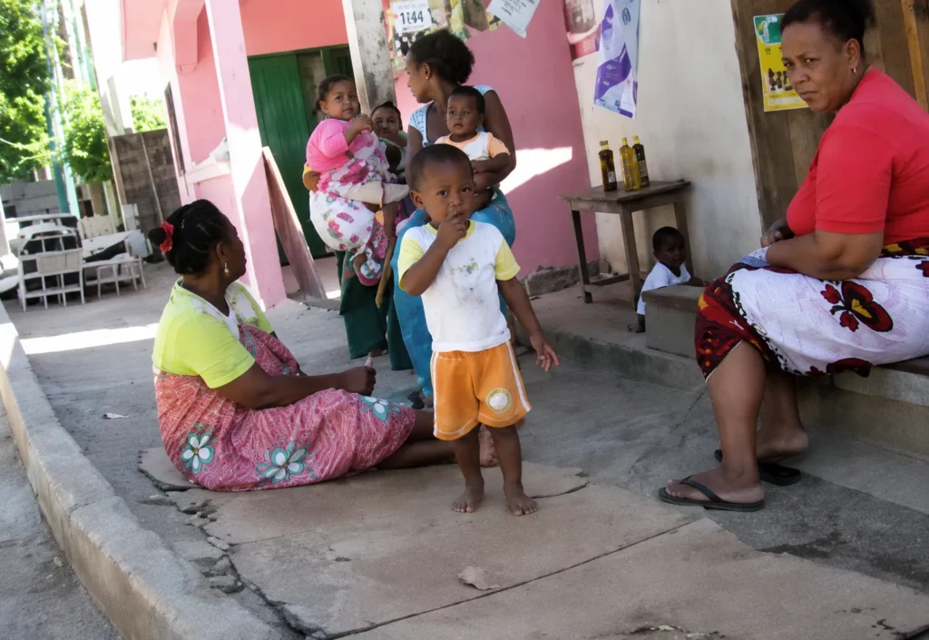 Femmes et enfants réunis devant une maison