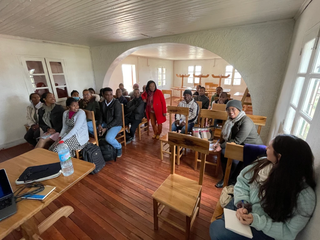 Participants attentifs lors de la session de formation