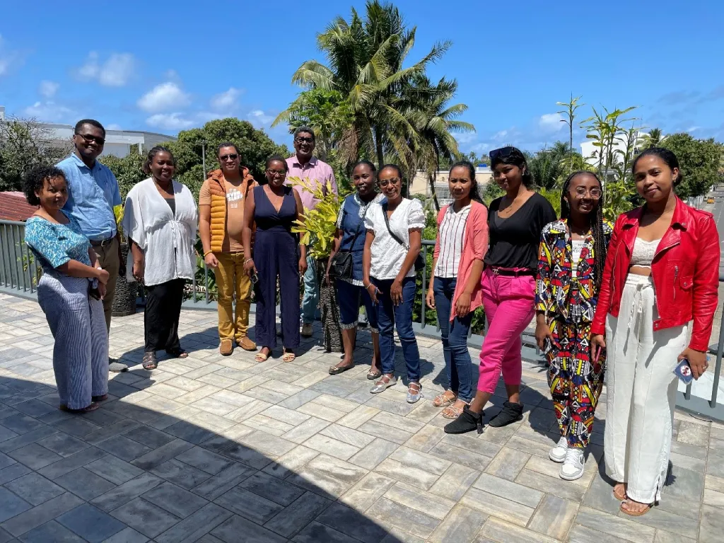 Participants réunis en extérieur sur une terrasse