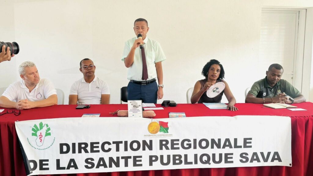Intervenants à la table officielle de conférence