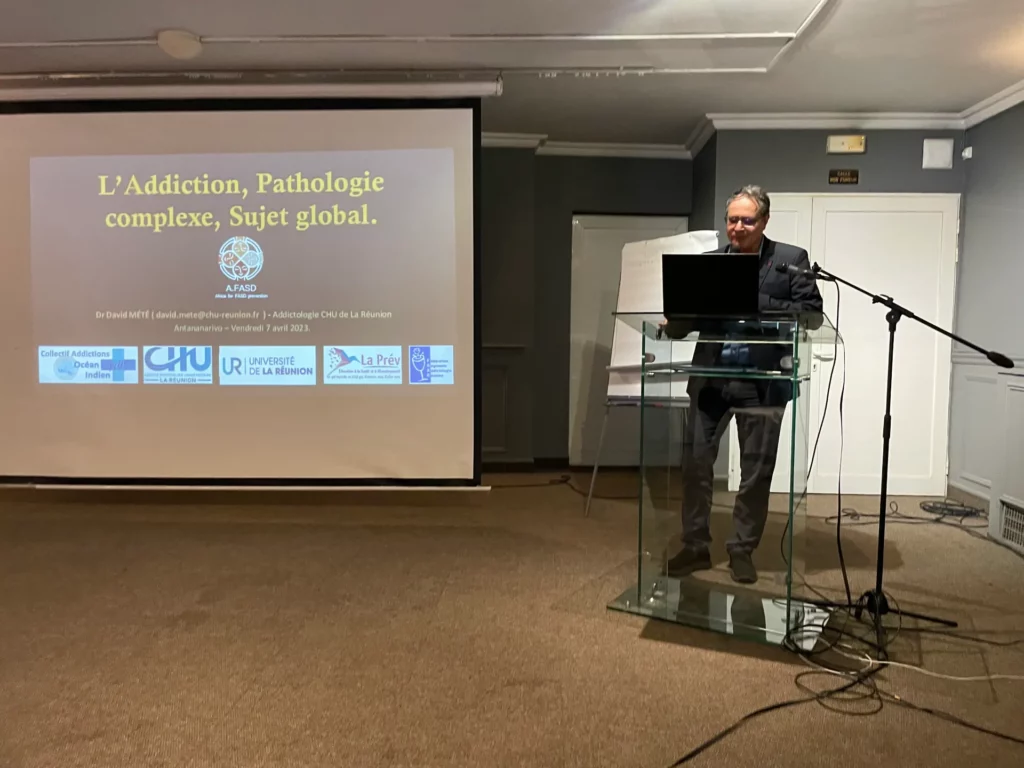 Conférencier s'exprimant devant la projection scientifique