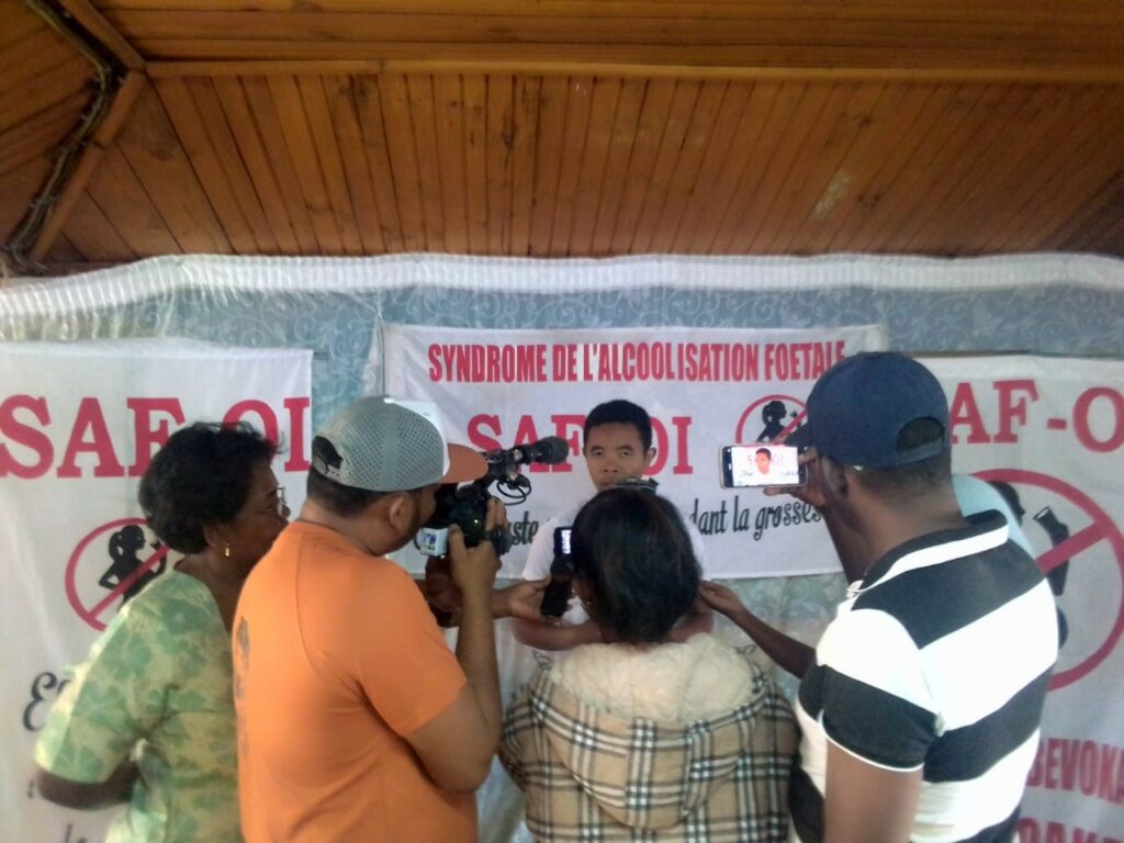 Journalistes interviewant un porte-parole sur le TSAF
