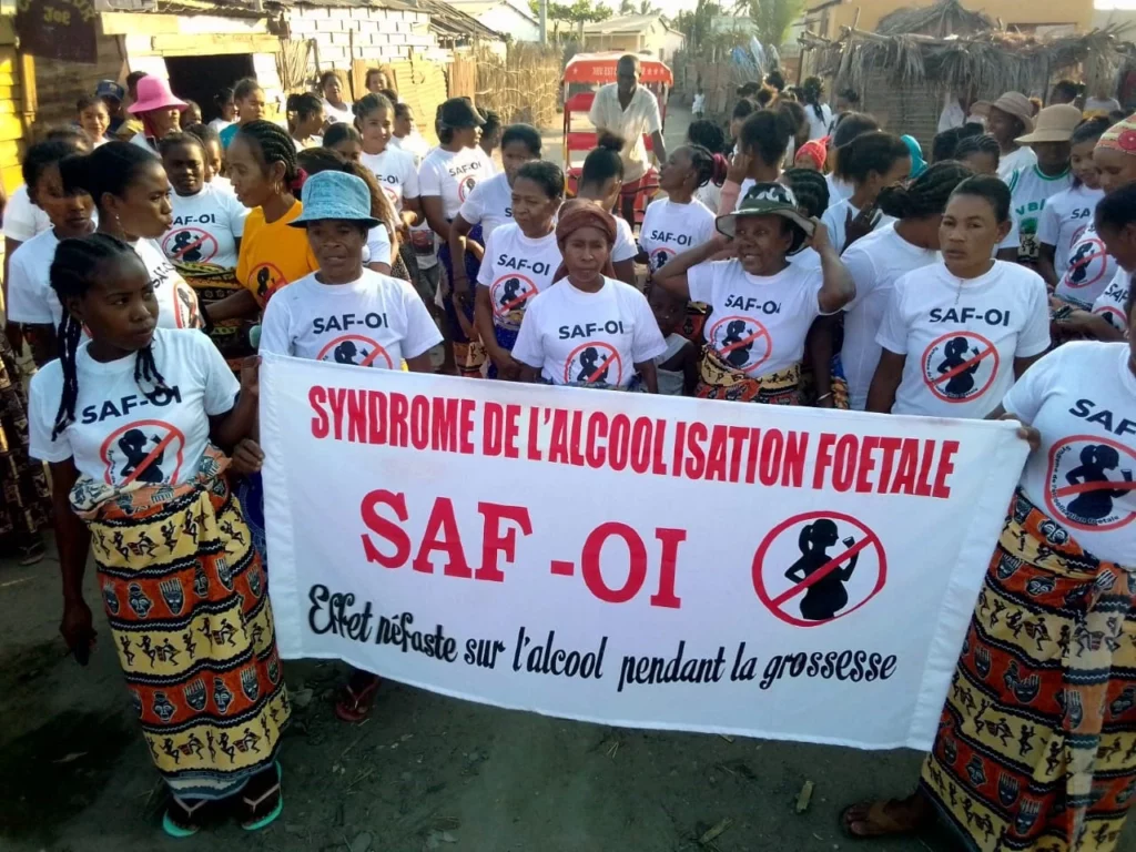 Participants tenant la banderole principale de sensibilisation