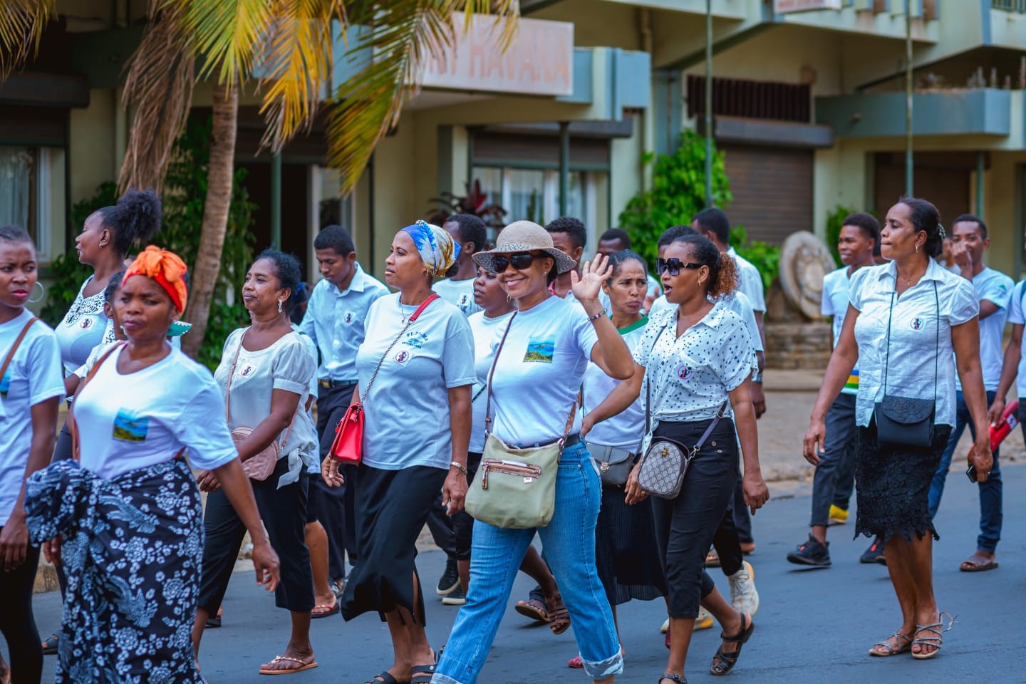 Participants marchant ensemble lors de la sensibilisation
