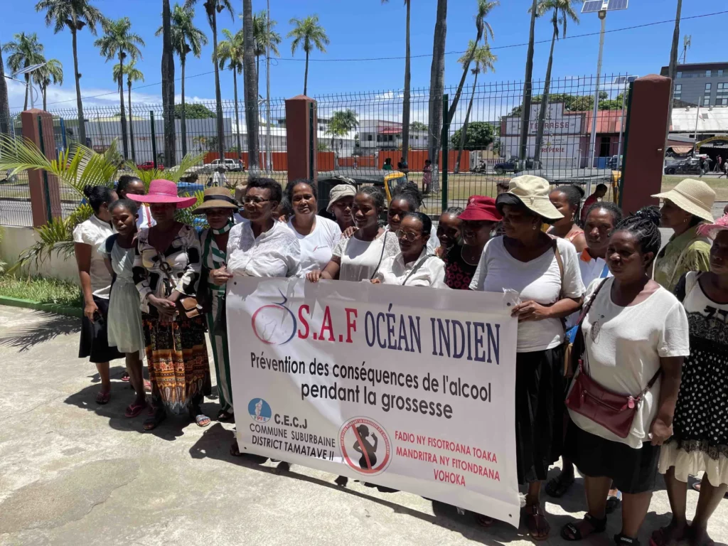 Groupe de participants tenant une banderole