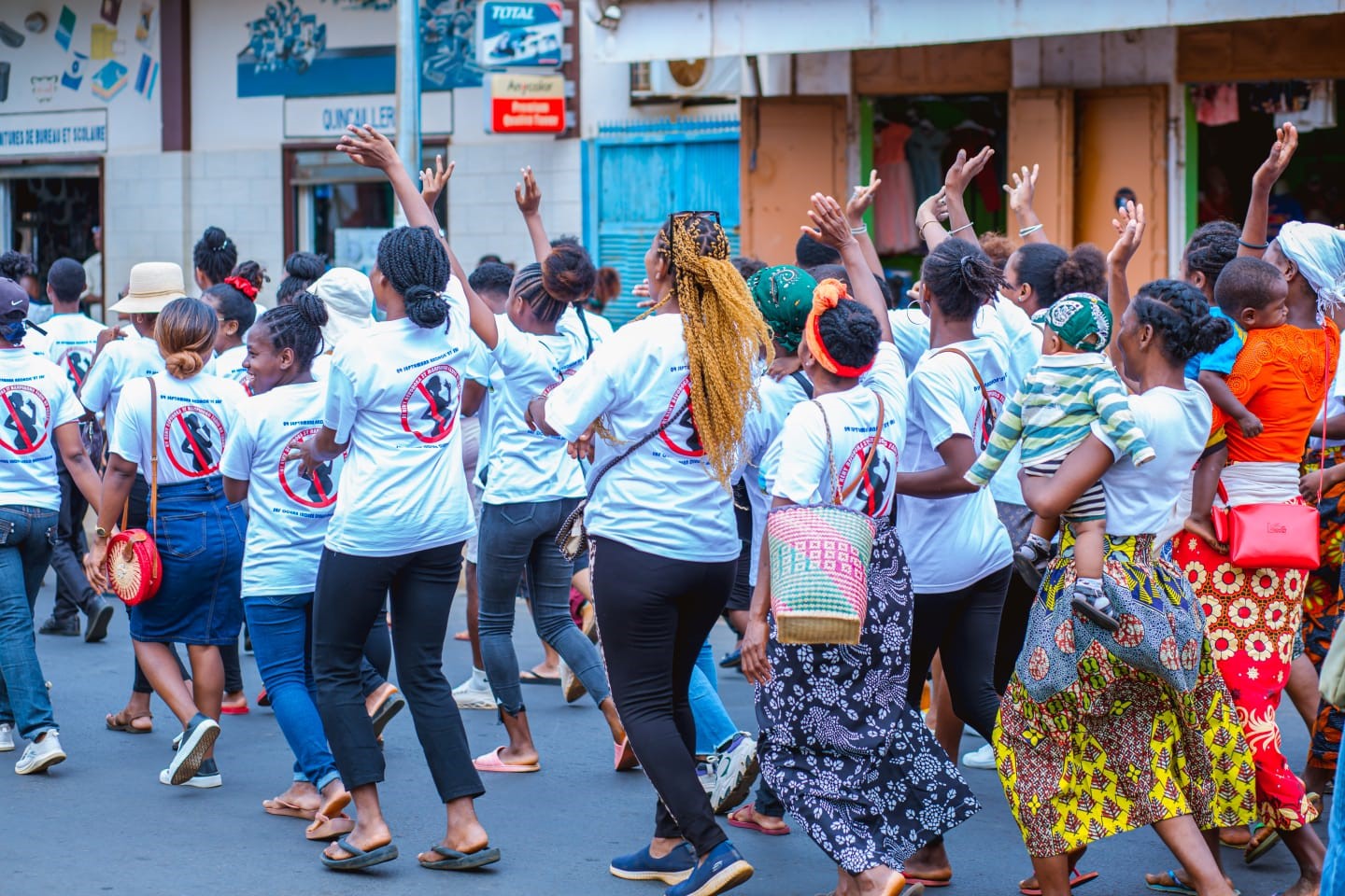 Groupe de femmes levant les bras ensemble