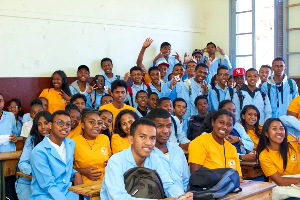 Groupe de lycéens assis aux tables d'école