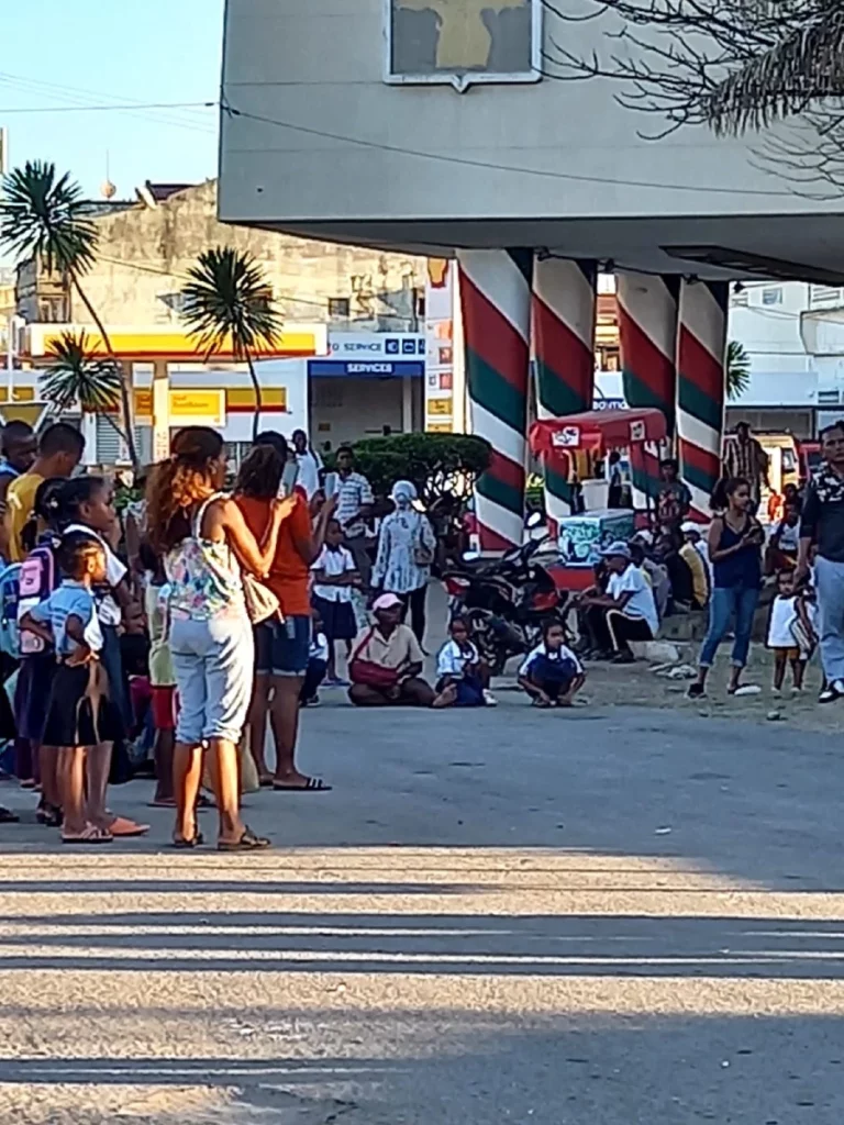 Foule rassemblée dans la rue pour un événement