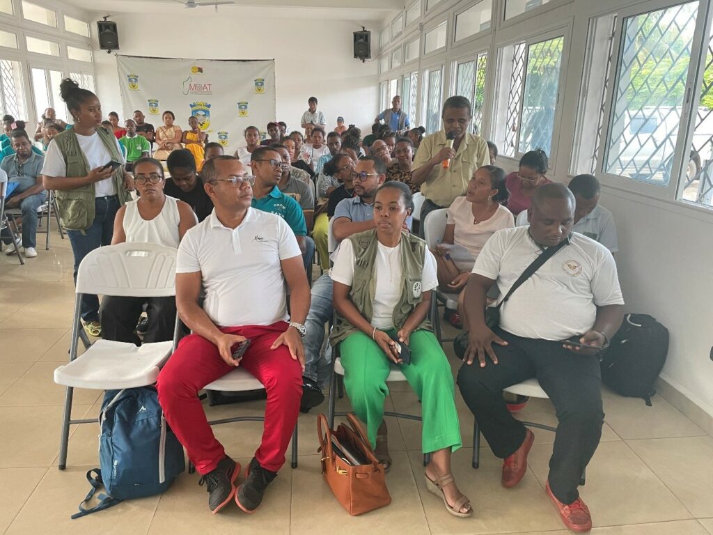 Public participant à une rencontre de sensibilisation
