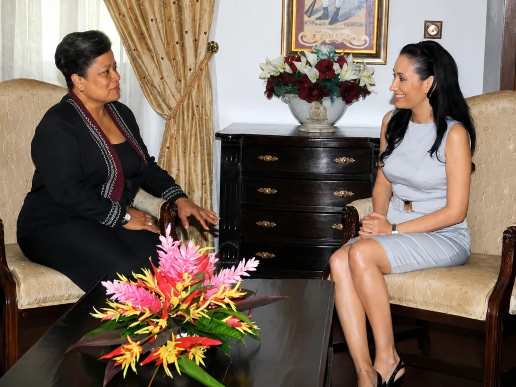 Natalie Michel en discussion avec Dr Athanasius
