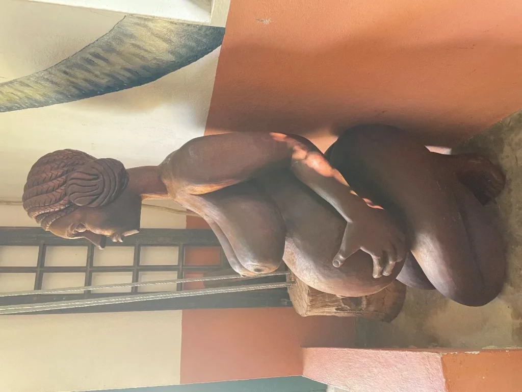Statue en bois représentant une femme enceinte