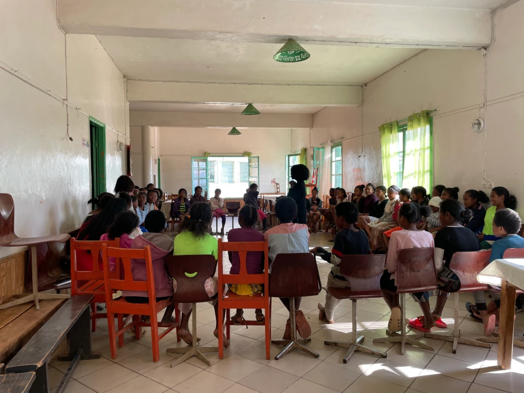 Jeunes assises en cercle durant l'atelier