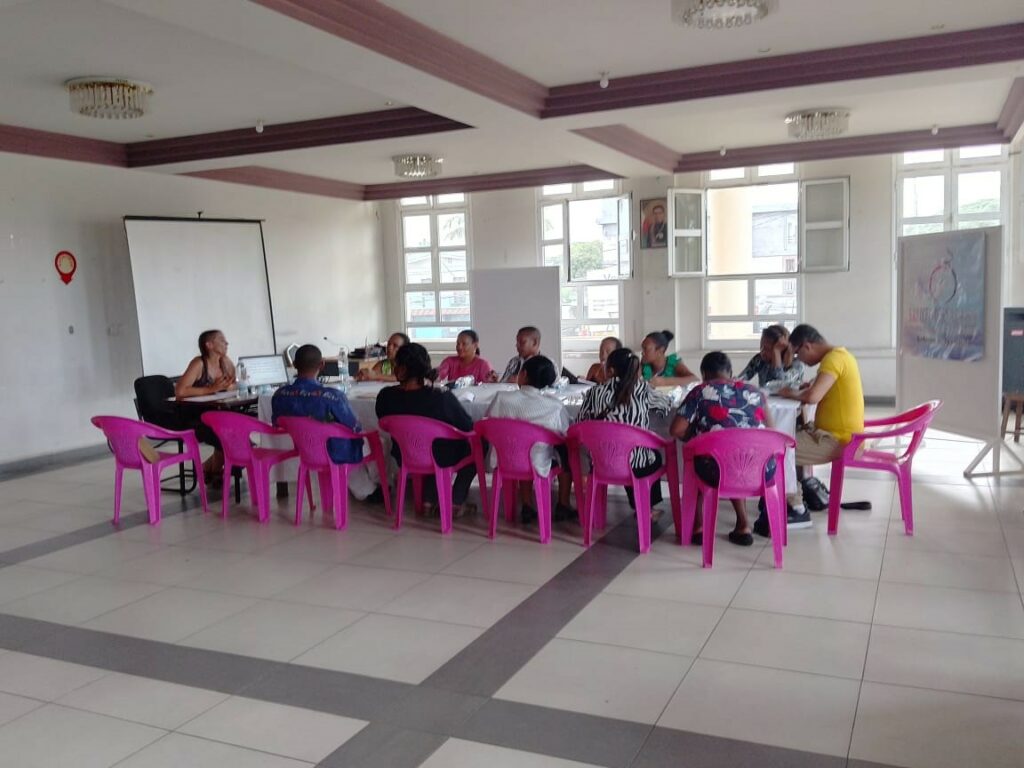Participants réunis autour d'une grande table