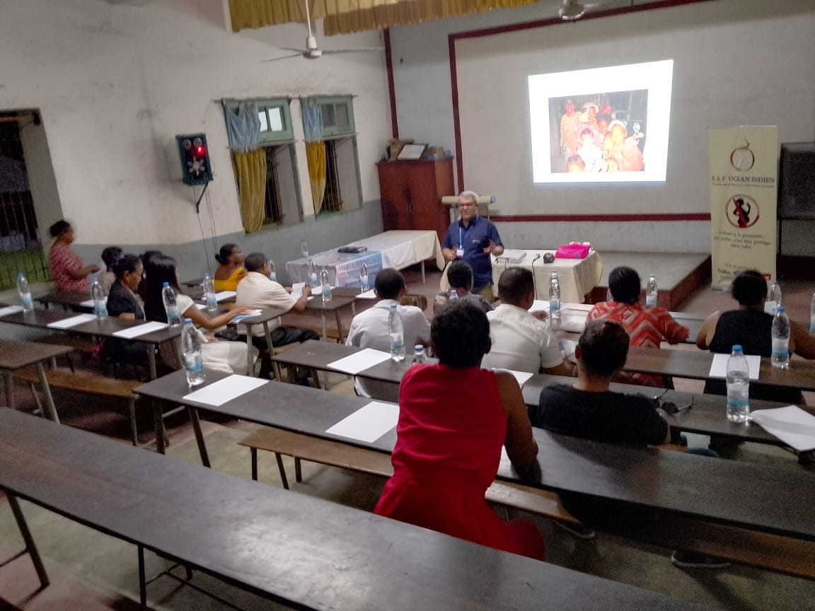 Présentation devant des professionnels dans un amphithéâtre