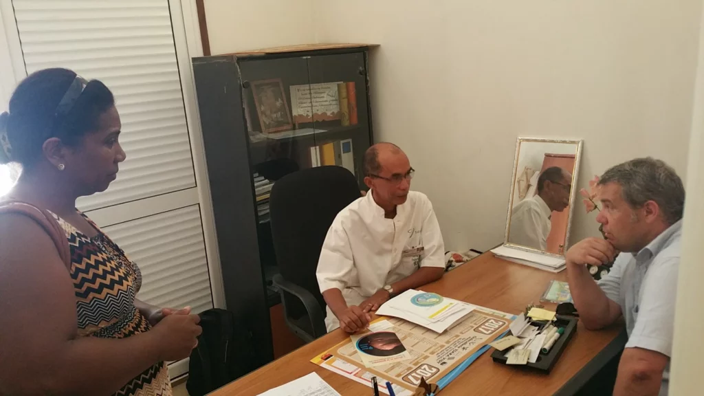 Discussion de travail dans un bureau médical