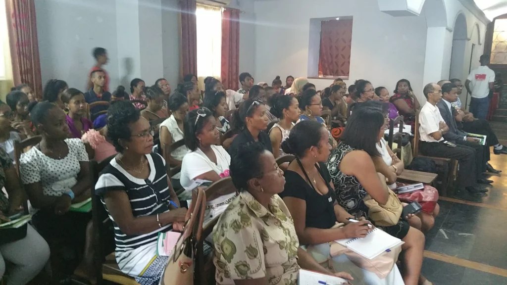 Participants attentifs lors d'une session de formation
